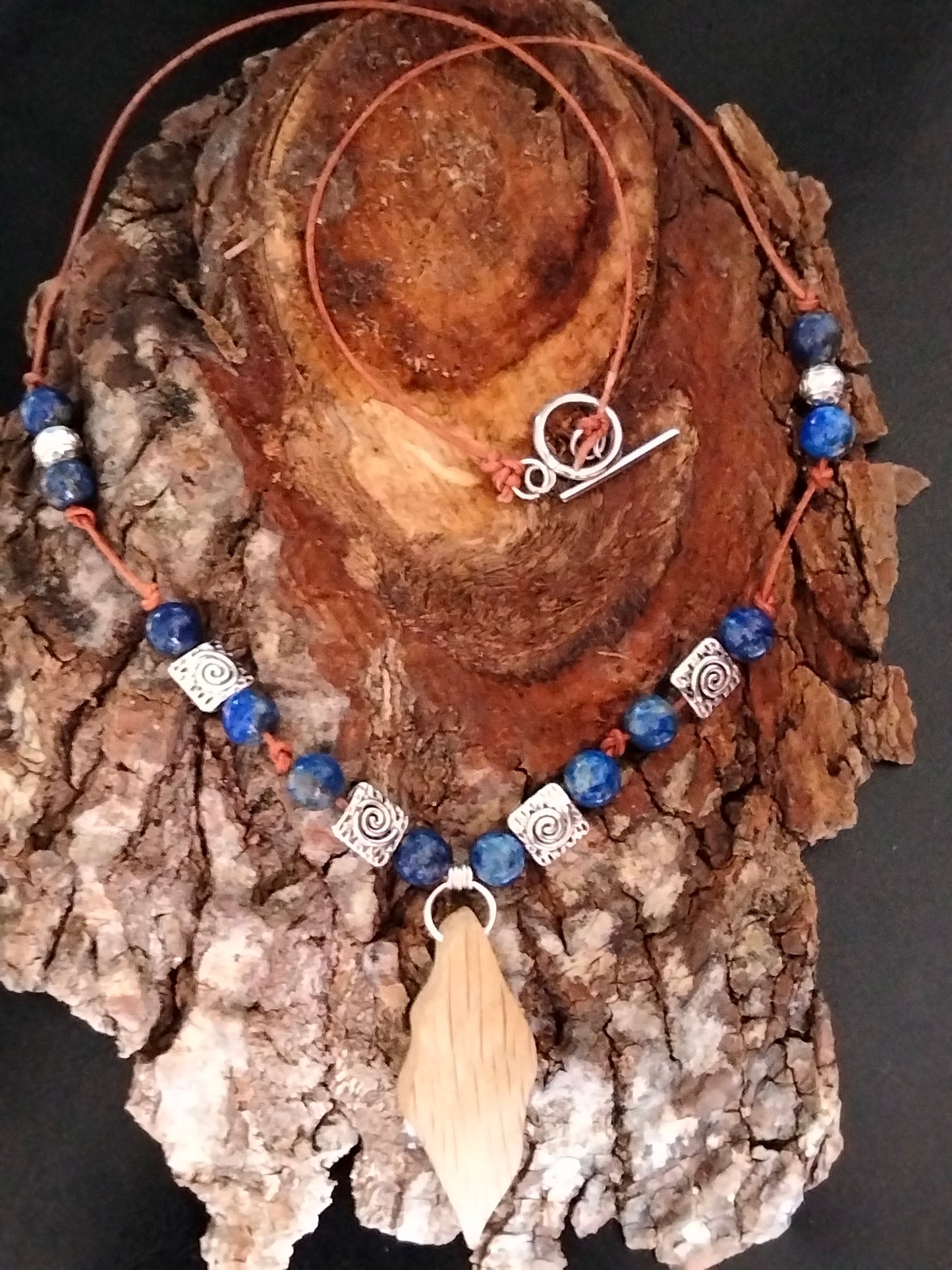 Bois de rose et perles de Lapis Lazuli
