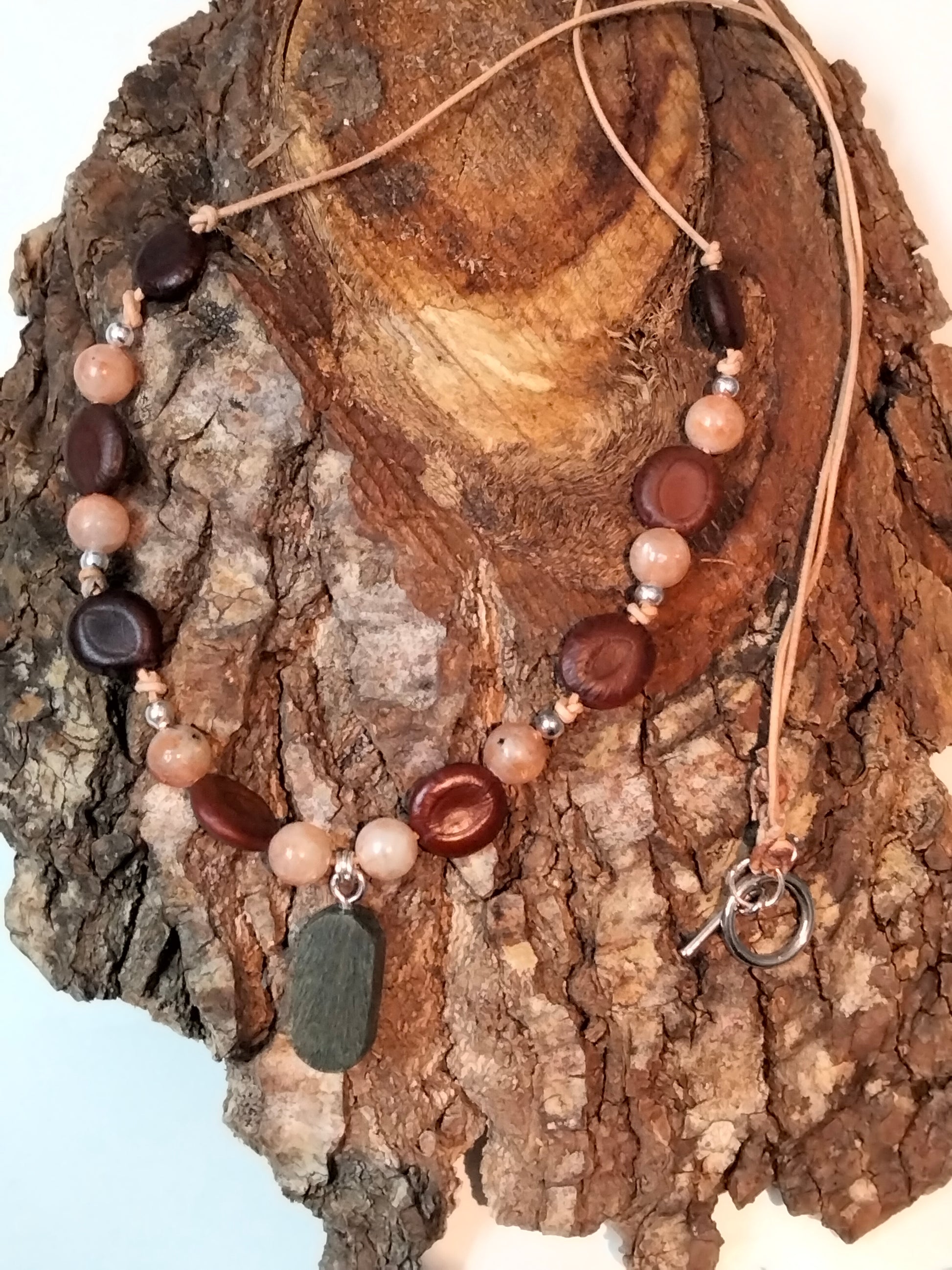 Collier Ebène vert, perles de Soleil et Graines de Sikidy