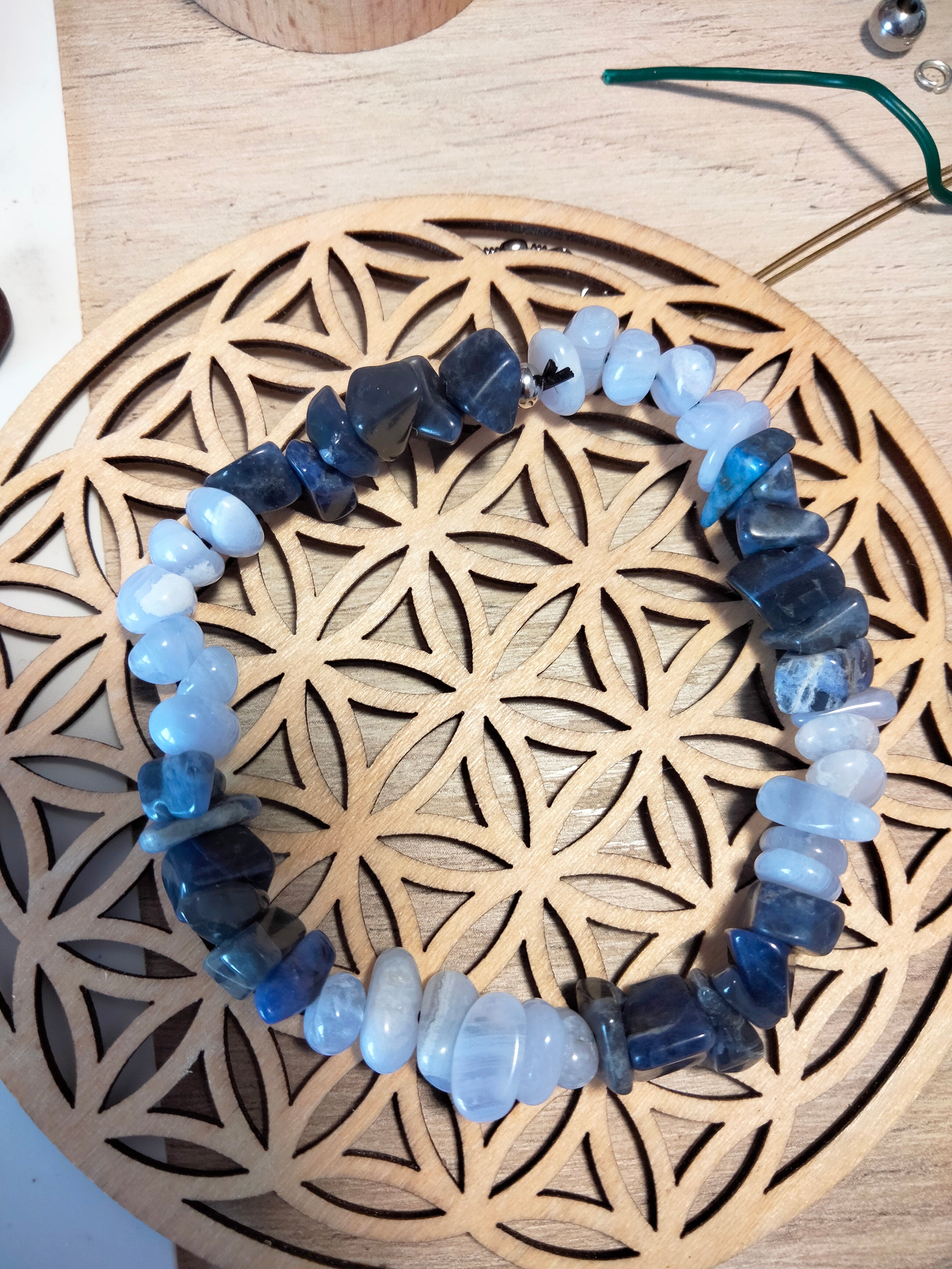 Bracelet élastique-Calcédoine bleue & Sodalite - "Energie et Nouveauté"