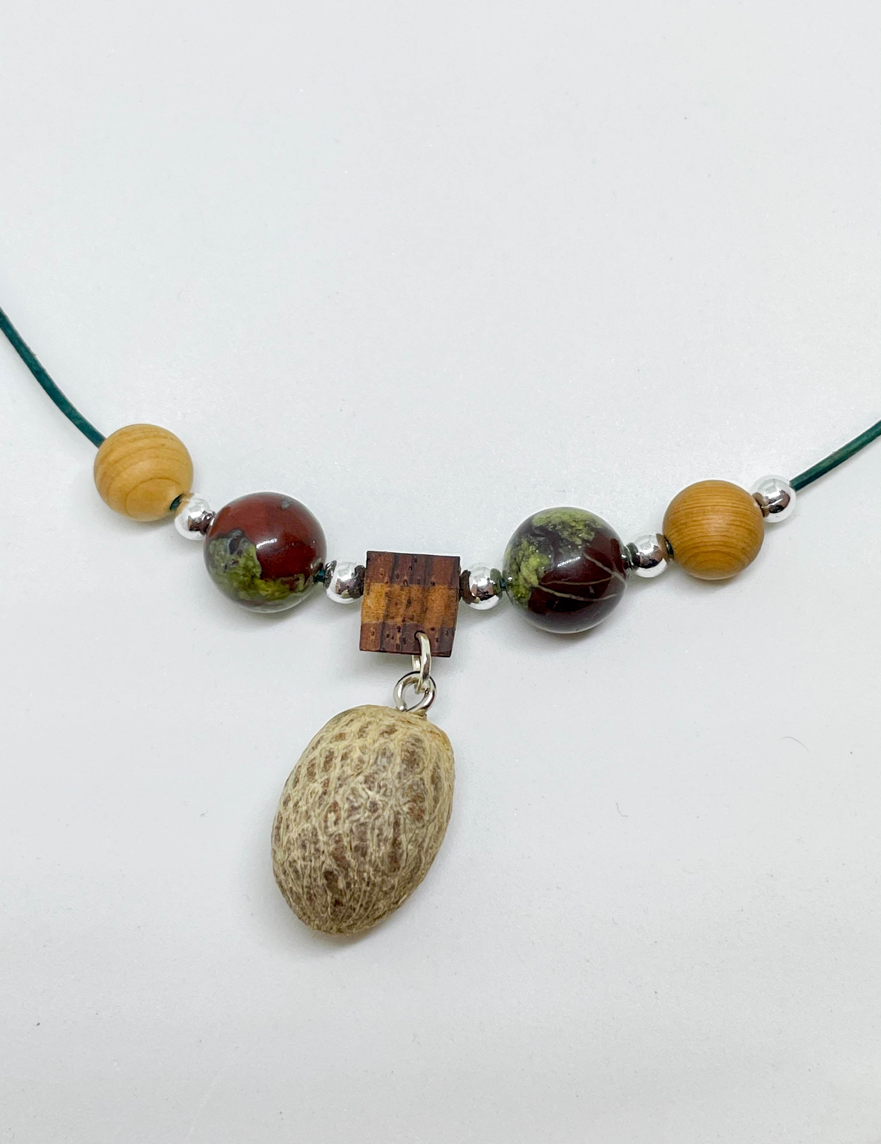Perles d'Héliotrope, perles de bois de Santal et graine de Palmier de noël